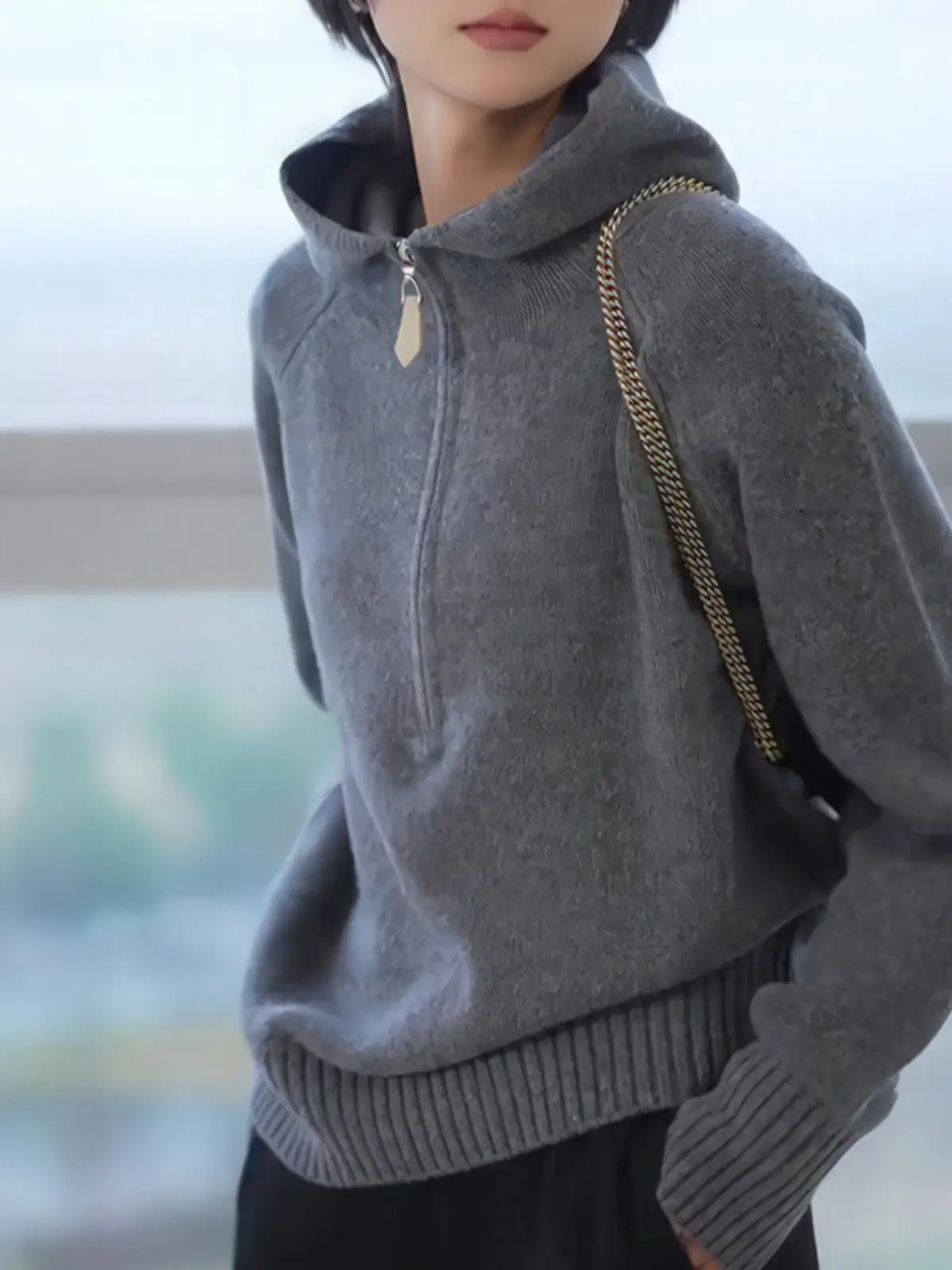 

In winter, the new comfortable cashmere sweater is padded with soft waxy zipper and half-lapel hooded sweater.