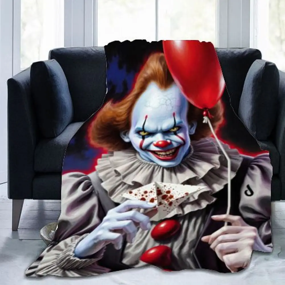 طباعة فنية رعب المهرج من Pennywise - ملصق مؤطر داكن وشديد يتميز بجلد أزرق شاحب مخيف، وتخويض ابتسامة، وكشكشة