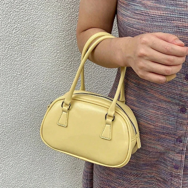 حقيبة يد صغيرة لطيفة على الموضة لعام 2026، حقيبة كتف كروس، حقيبة مربعة صغيرة للبولينج، حقيبة نسائية عصرية للتنقل اليومي
