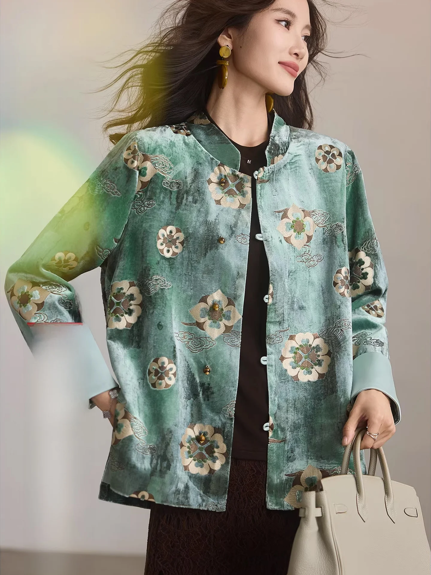 

Женский утепленный жилет-пуховик в уличном стиле, с хлопковым наполнителем, теплый, с длинными рукавами, воротником, средней длины, однотонный, на пуговицах