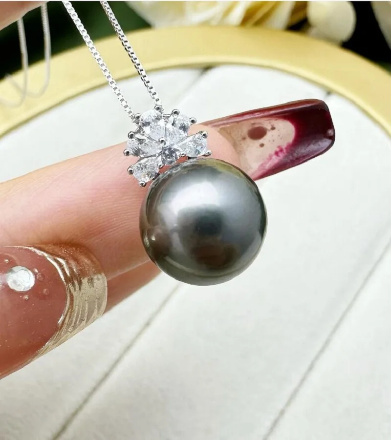 

Великолепный кулон из идеального круглого черного жемчуга Южных морей диаметром 10–11 мм, 925-х годов.