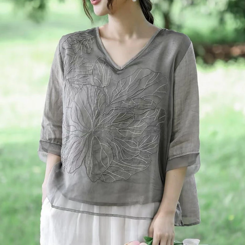 Summer New V-neck Fashion Half Sleeve T-shirt Women High Street Casual Loose Pullovers Vintage Embroidered Elegant All-match Top