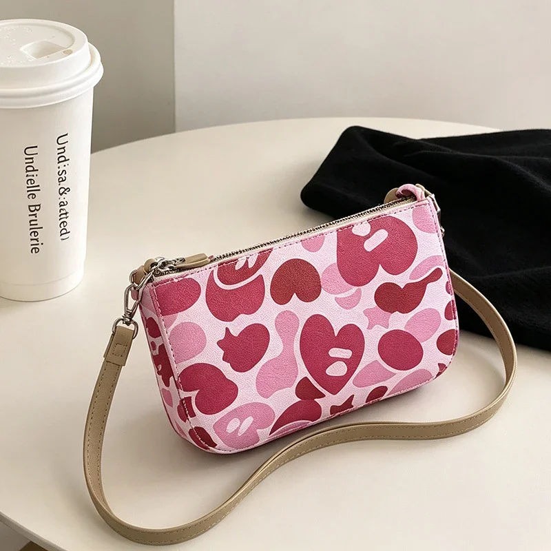Süße Rosa Herz-Print Camouflage Hobo-Schultertasche, Vielseitige Leichte Damen-Handtasche für den Alltag, Lässige Handtasche für den täglichen Arbeitsweg – Detail 8