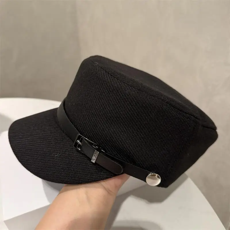 Hat for Women and Men, Flat-Top Profile with Front Bill and Metal Clasp Accent for Fall and Winter Outfits Y08E