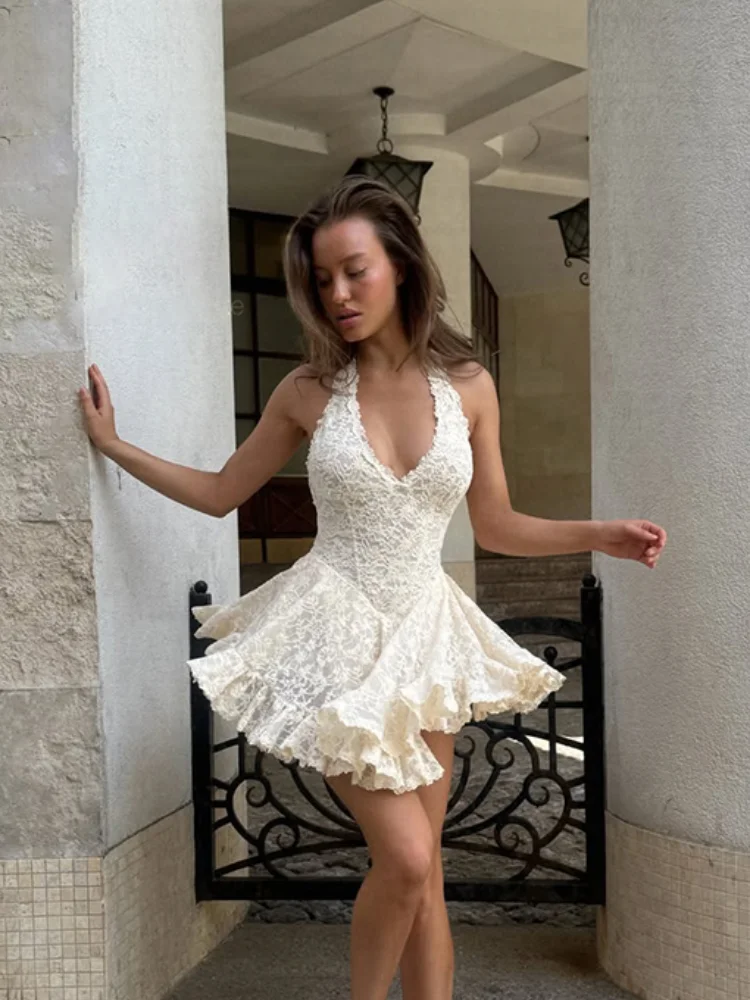 Vestido Curto de Renda Marfim Doce com Decote Halter e Corpete Ajustado, Saia em Camadas com Babados e Folhos, Novo Vestido Romântico para Coquetel e Balada