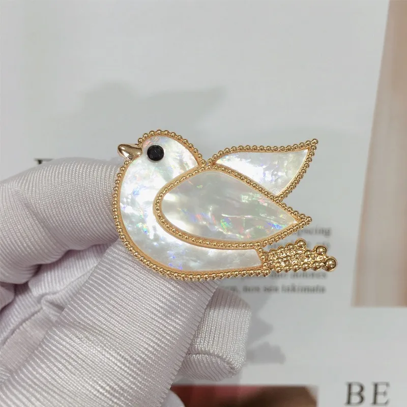 High-end Fashion Meng Wanzhou Peace Dove Brooch Plated Real Gold Color Natural Sea Mother Exquisite Suit Corsage Accessories