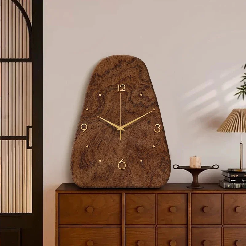 Medieval style desktop clock, pendulum type high-end creative, silent ornament clock 2025 new living room wall clock