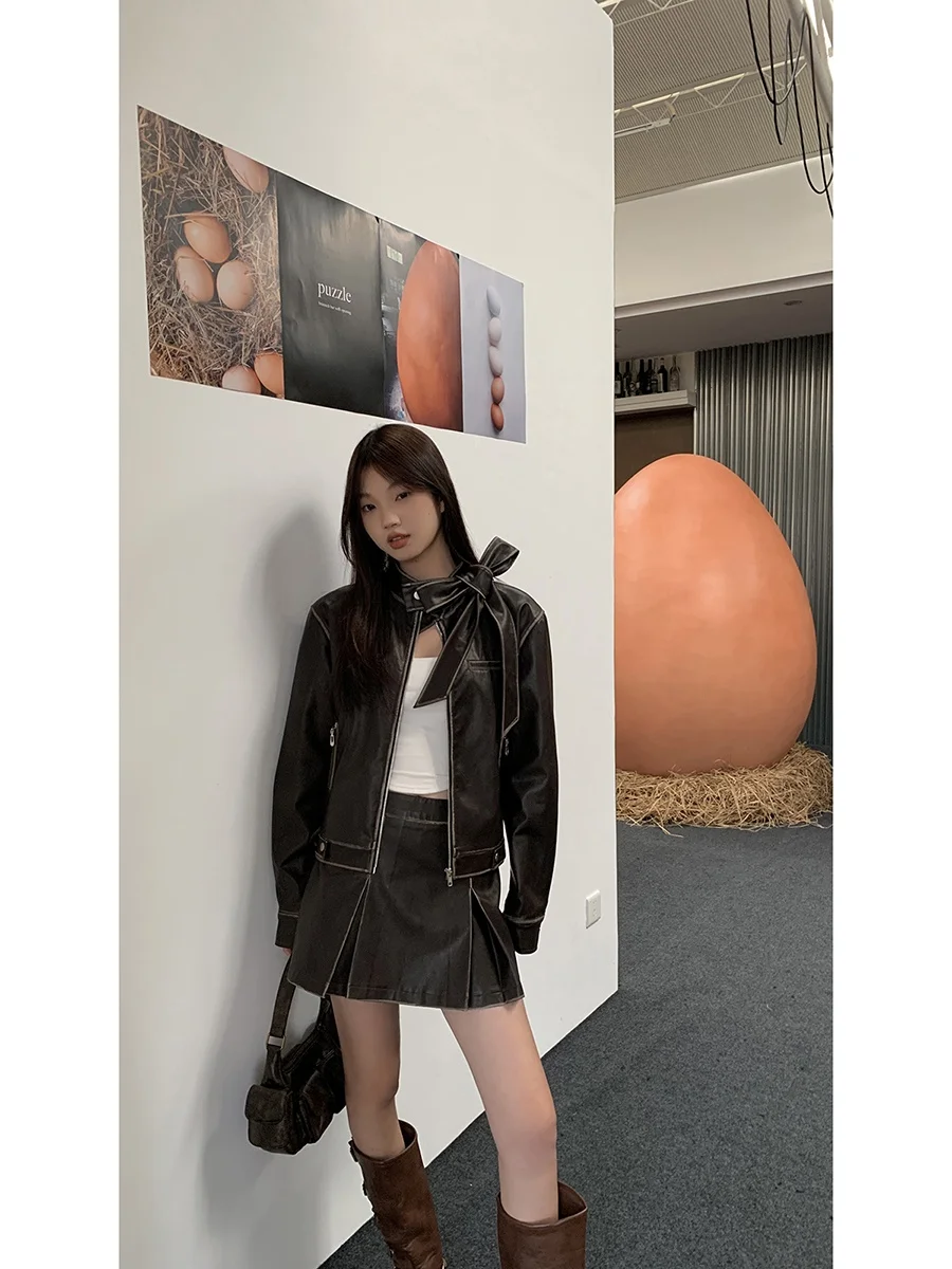 سترة جلدية حمراء فاخرة للنساء بتصميم عصري لخريف وشتاء 2025، سترة دراجات نارية من قطعتين