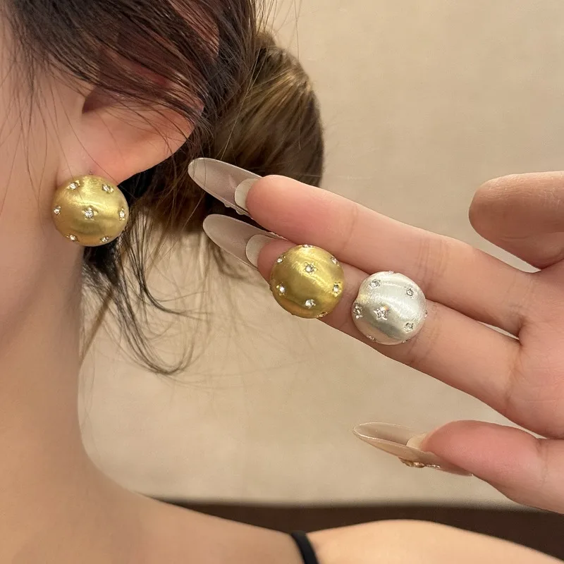 Retro Luxury Brushed Metal Star Zircon Round Stud Earrings for Ladies Elegant Matte Texture Minimalist Jewelry Ear Accessories