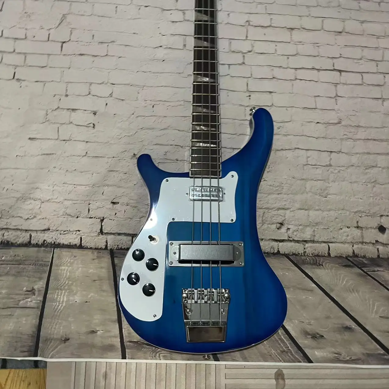 In stock, 4 chord Rickenbacker left-handed electric bass, gradient blue body, chrome plated accessories, factory real photos, ca