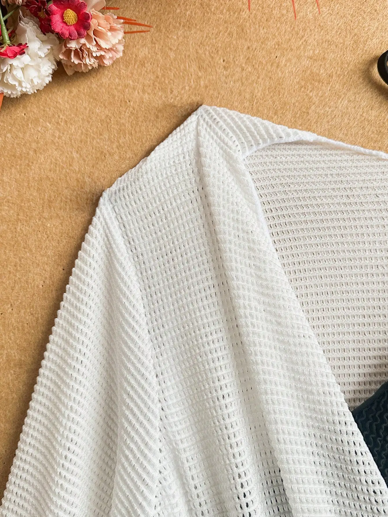 

Белый пляжный комбинезон с завязками по бокам и V-образным вырезом