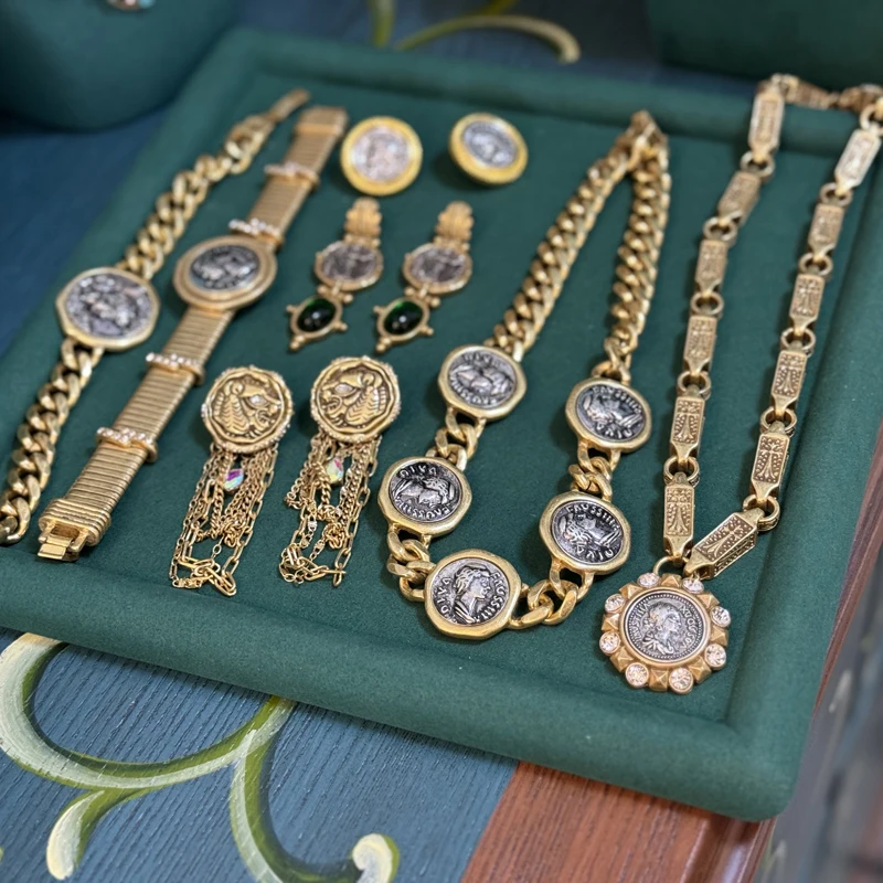 Vintage Personality Man Head Antique Coin Wide Chain Necklace for Women Aesthetic Jewelry Hip Hop Chunky Statement Cameo Chokers