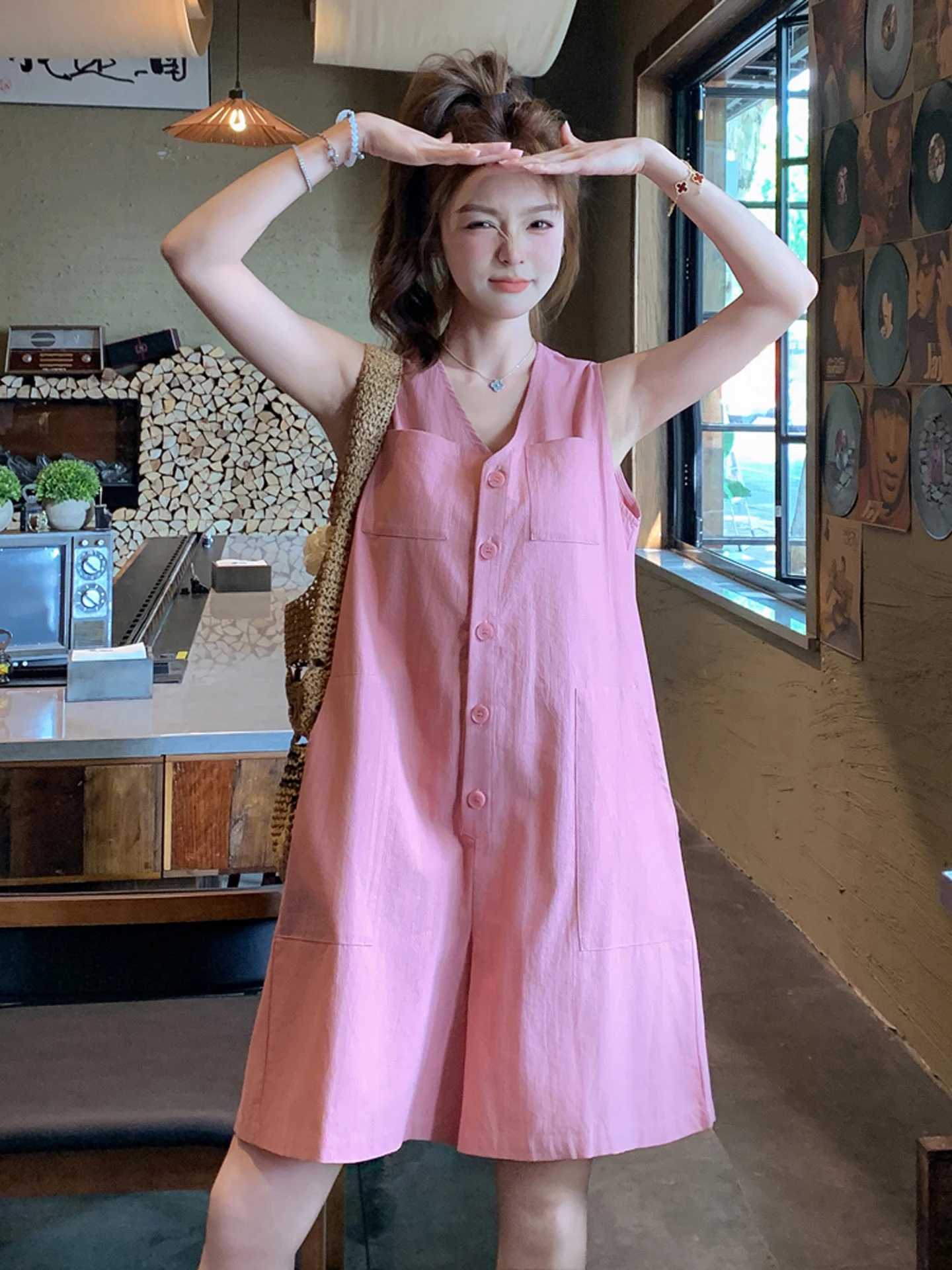 Damski kombinezon w kolorze różowym, luźny, letni, spodnie z wysokim stanem, do pracy, szerokie nogawki, regularny krój, cienki.