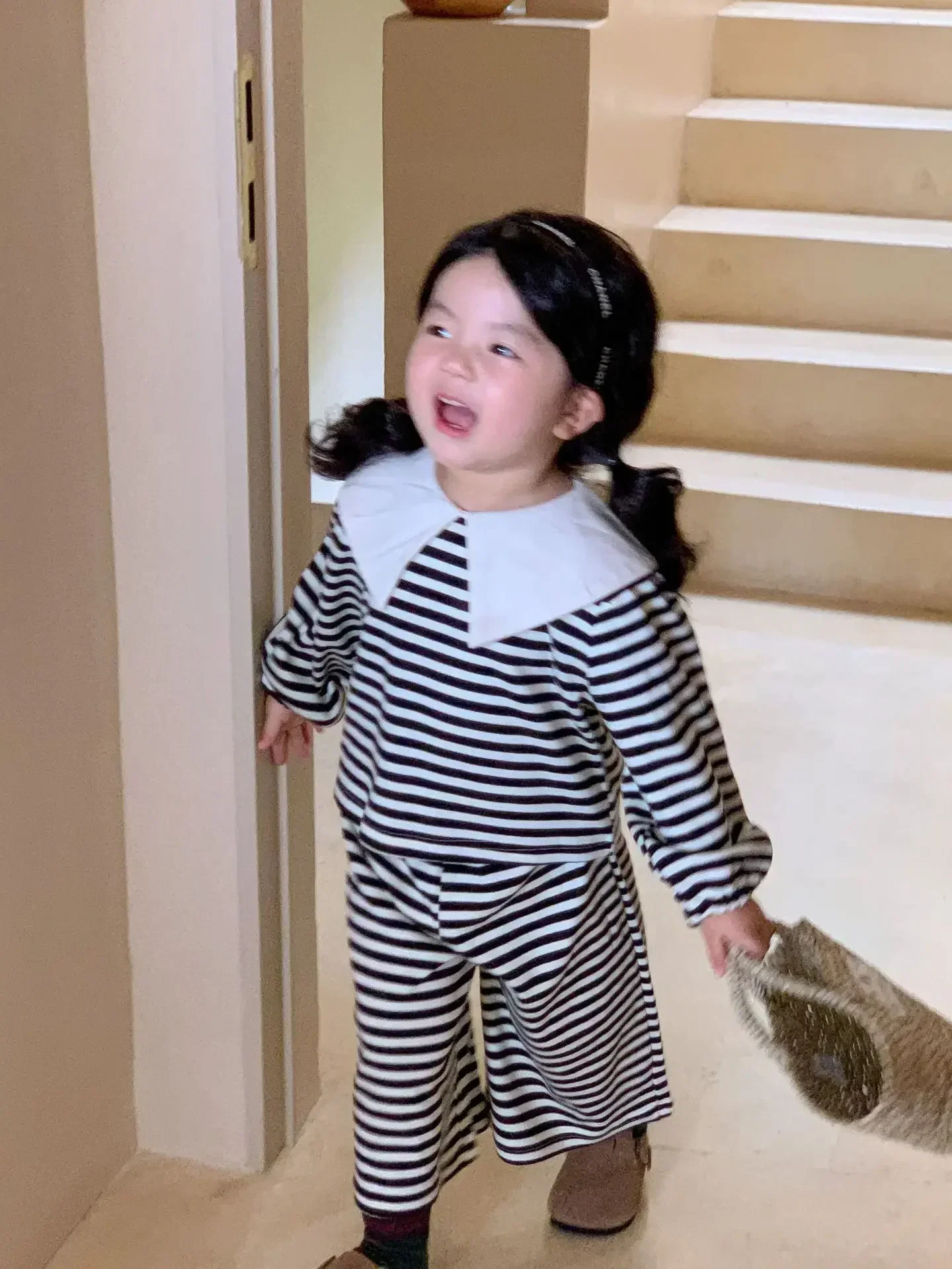 Kinderbekleidungssets, gestreiftes Oberteil mit großem Revers und weit geschnittene Hose, 2-teiliges Set, Baby-Mädchen-Outfit, Kleidung für Kleinkinder. – Detail 2