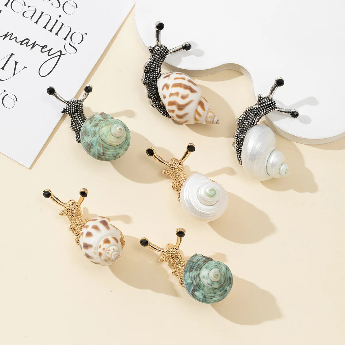 Summer Style Brooches Natural Mother Of Pearl Snail-Shaped Brooch For Elegant Fascinators Women Brooch Jewelry Gift 52x31mm