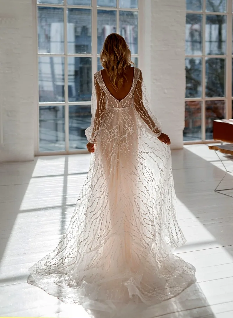 فساتين زفاف فريدة من نوعها على شكل حرف a للنساء مثيرة بياقة على شكل V عميقة وأكمام طويلة من التل مخصصة بدون ظهر سويب تراين رداء De Mariée