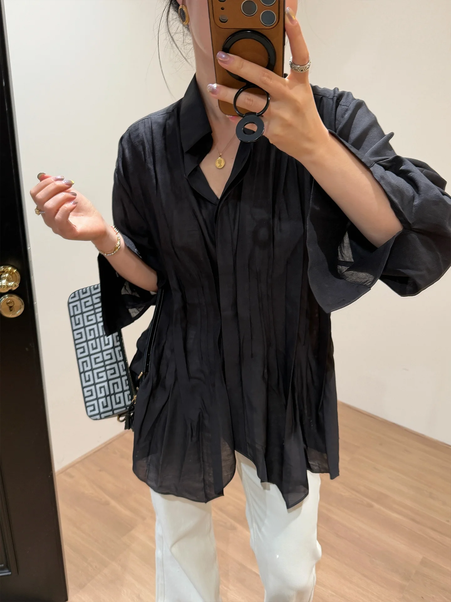 

JUSILEY Черная плиссированная рубашка свободного кроя с отложным воротником, повседневный стиль, стандартная длина, короткий рукав, однотонный шелковый топ