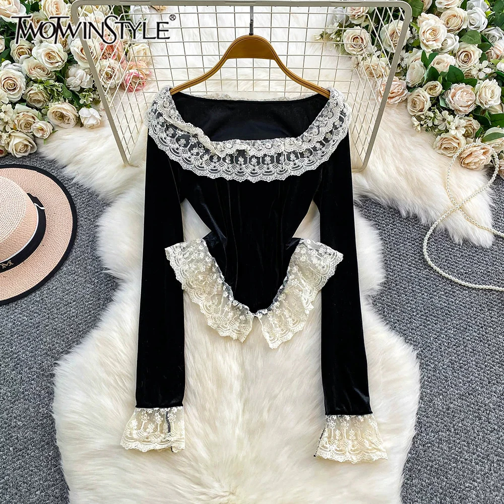 

TWOTWINSTYLE, кружевные футболки с рюшами во французском стиле для женщин, весенние элегантные утягивающие блузки с разрезом на шее и длинными рукавами, женские KTS557225