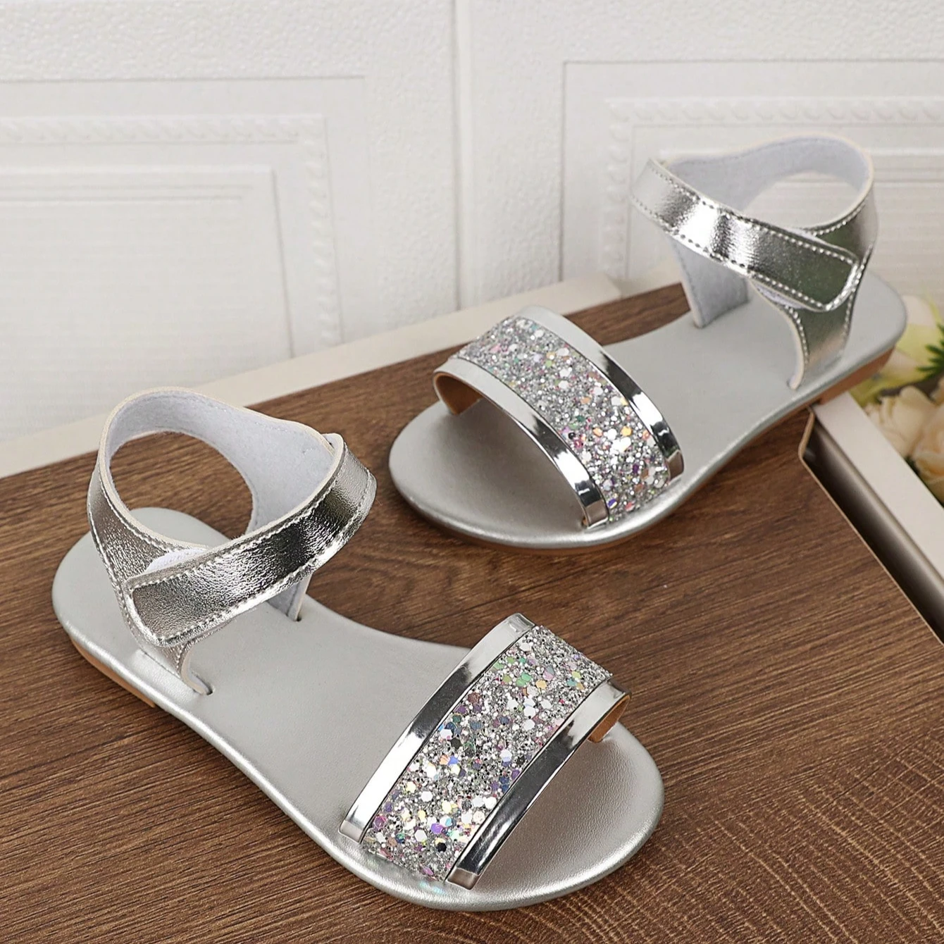 Kleinkind Mädchen Metallic-Leder-Sandalen 2026 Neue Sommer Kinder Offene Zehen Strand-Sandalen Rutschfeste Einfache Klassische Schul-Barfußschuhe – Detail 6