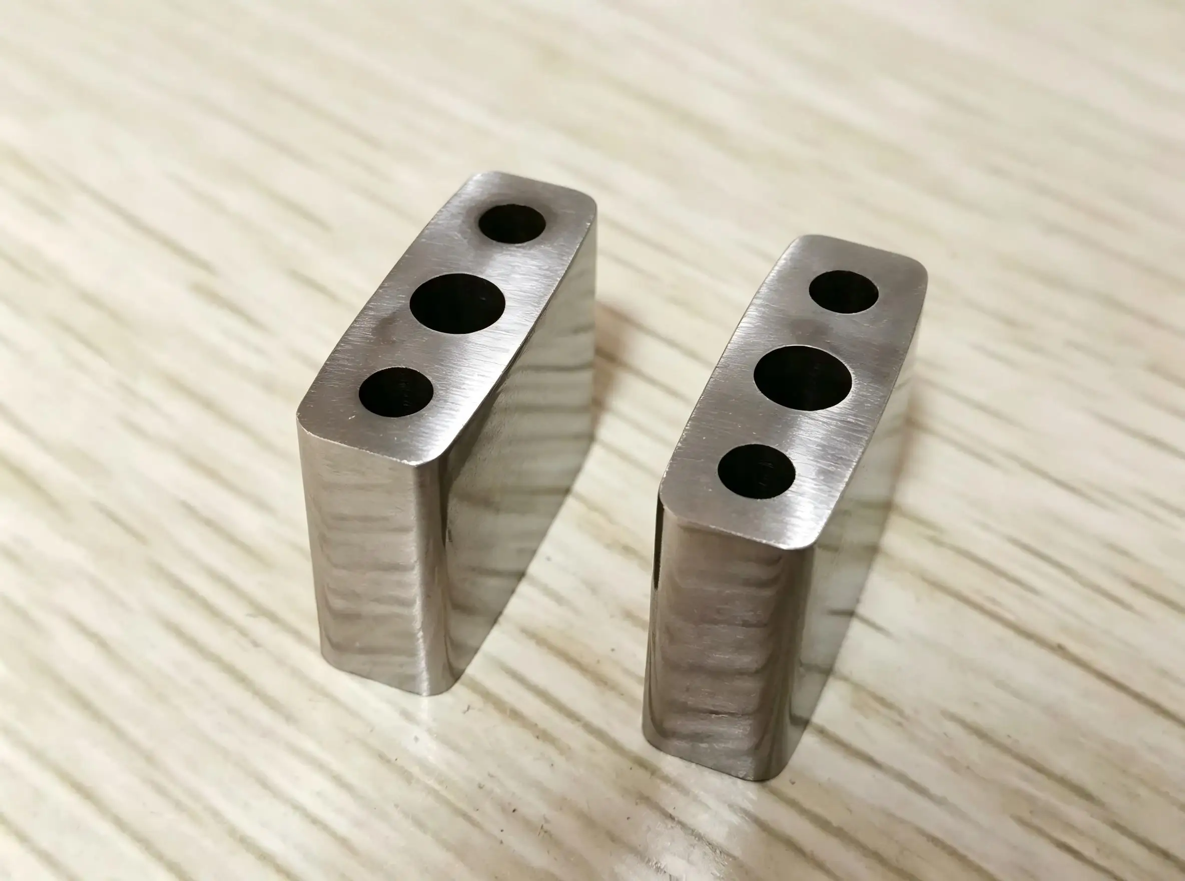 Z248W0200400,Current supply,A007,MA007,22X8.2X16mm Power Feed Block apply for Makino wire cut machine,WEDM Conductive Block,1pcs