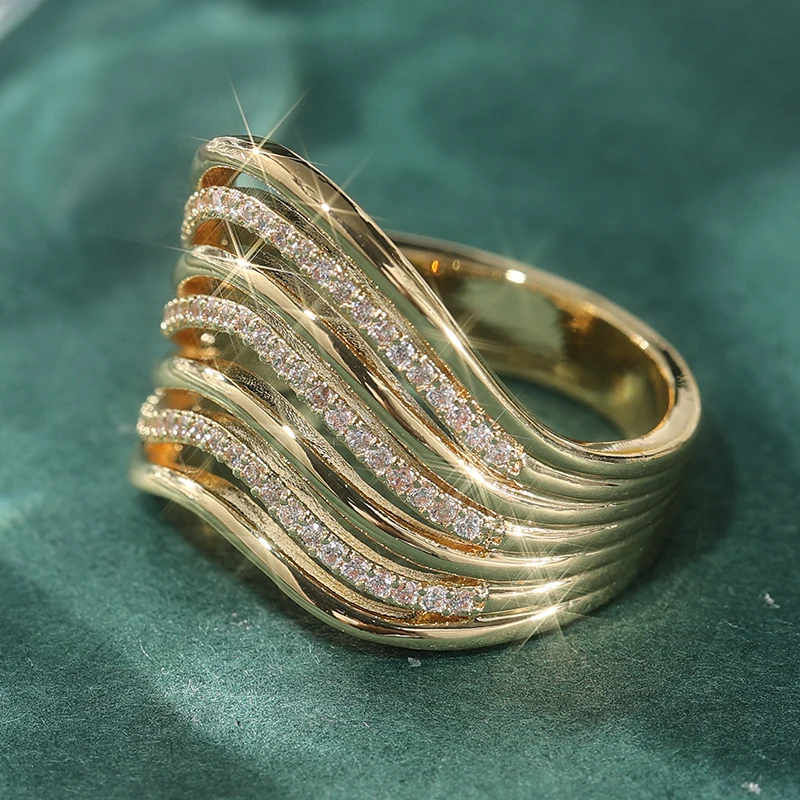 Modischer Goldfarben-Ring mit Weißen CZ-Steinen für Damen Geometrisches Hohldesign Tägliches Tragen Party-Schmuck – Detail 2
