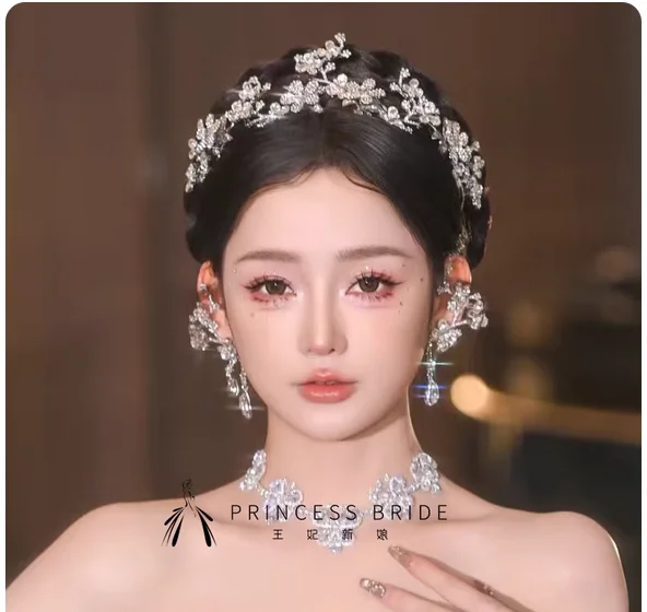 New 2025 bride luxury crown high sense heavy industry flower princess crown wedding white gauze exquisite jewelry.
