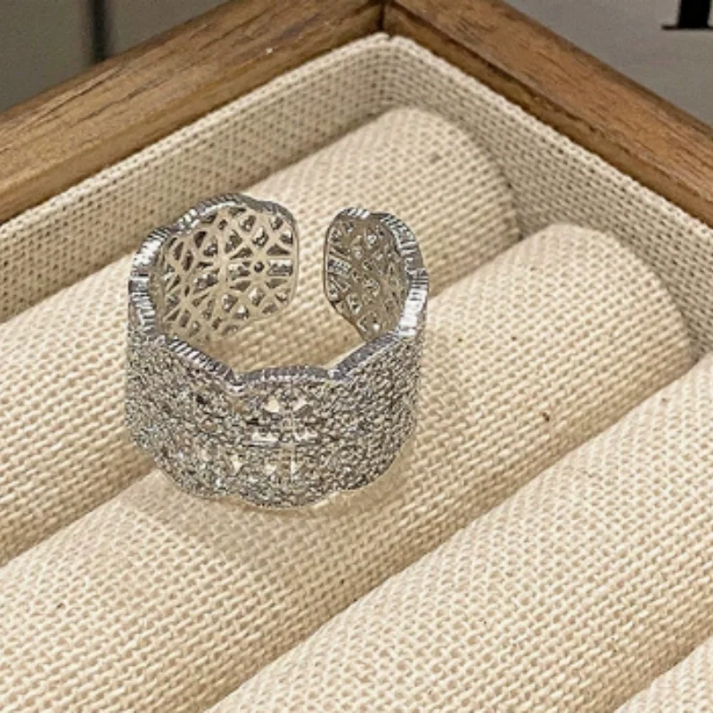 Retro Court Style Lace Tempered Ring European American Hollow Fashion Trend Jewelry Accessories Light Luxury 2026