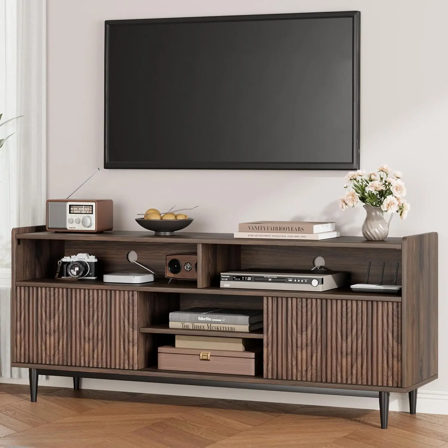 

GarveeHome рифленая подставка под телевизор для 75 дюймов, развлекательный центр в стиле бохо с раздвижными дверцами, деревянная мебель для медиа-шкафа с регулируемым управлением