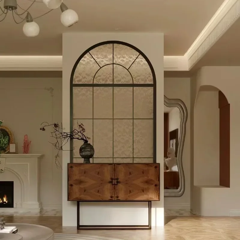Französische Trennwand, amerikanisches Wohnzimmer, gewölbte Retro-Fenster mit echten und künstlichen Fenstern, schmiedeeiserner Edelstahl