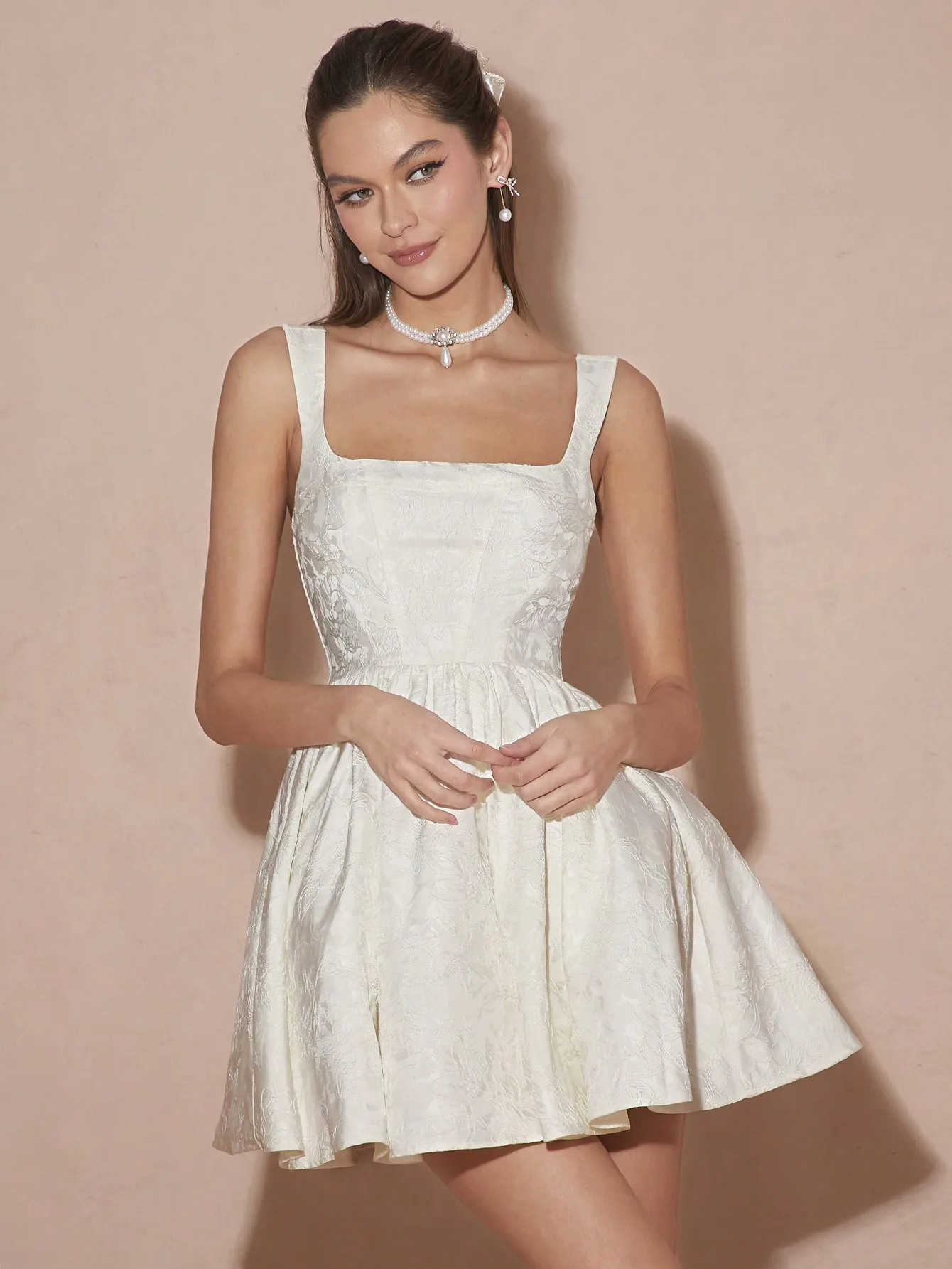 

Мини-платье из жаккарда цвета слоновой кости с квадратным вырезом и расклешенным подолом для свиданий и вечеринок в саду