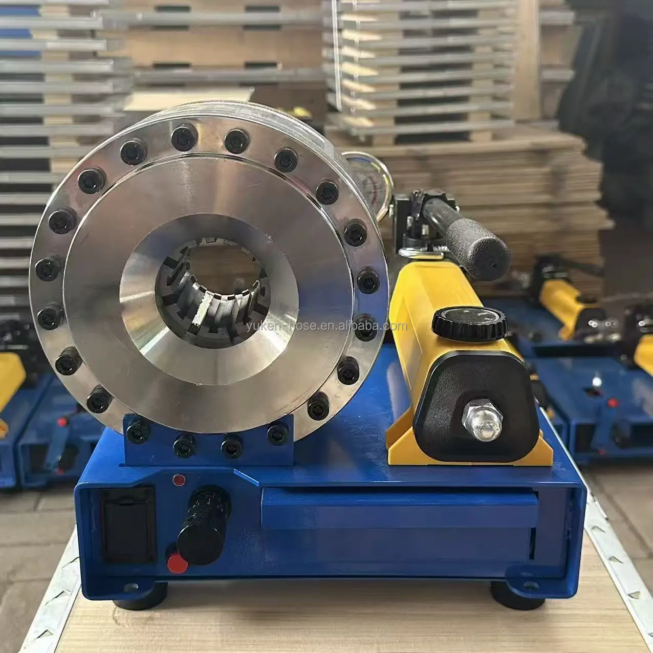 

Портативный гидравлический пресс для обжима шлангов с двигателем 12В 3.7кВт, 7 наборов насадок, высокая эффективность, конкурентная цена