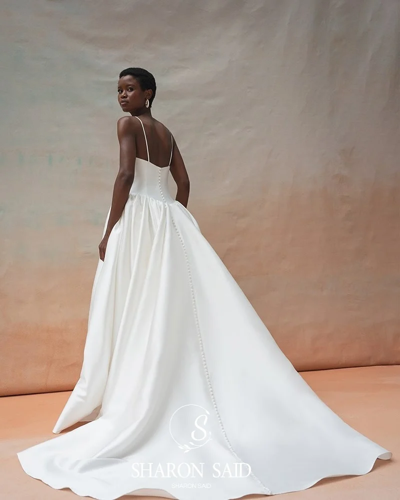 Sharon Said 2025, modernes, tiefes V-Ausschnitt-Satin, cremefarbenes Hochzeits-Prinzessinnenkleid mit Spaghettiträgern, Brautkleider SW157, individuell gestaltet