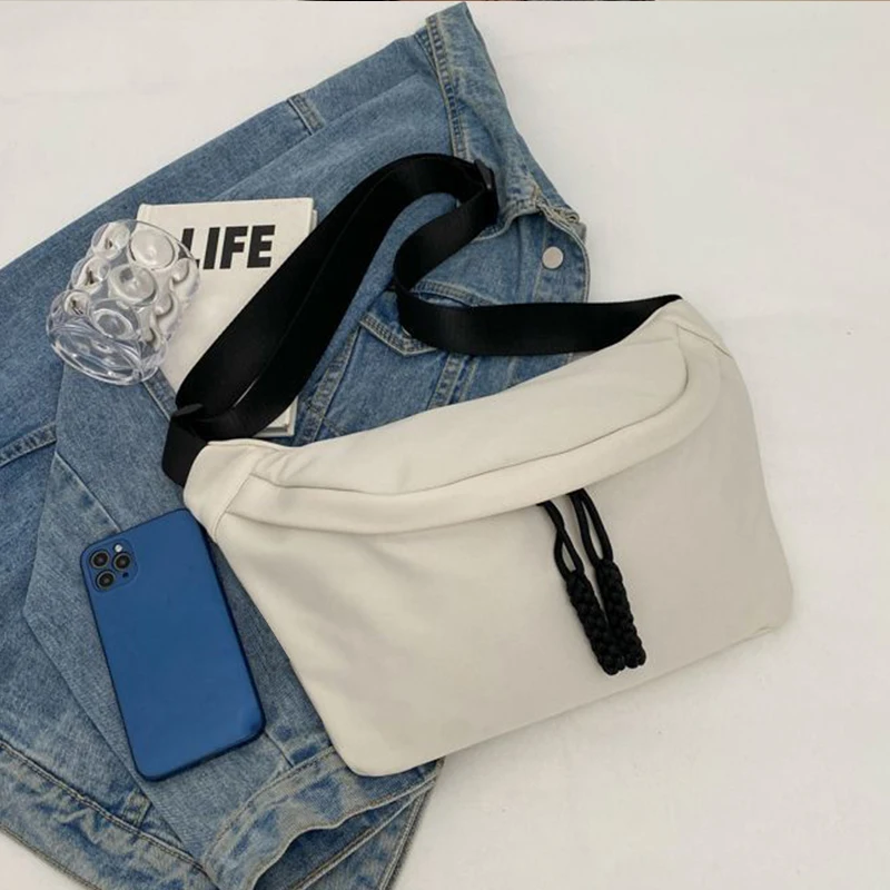 Quadratische Umhängetasche in neutraler Farbe für Damen und Herren, mit schlichtem Design, geeignet zum Tragen auf Reisen oder für den Arbeitsgebrauch.