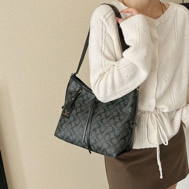 

Модная женская сумка из искусственной кожи с украшением кисточкой, просторная внутренняя часть, легкая, удобная для ежедневного использования