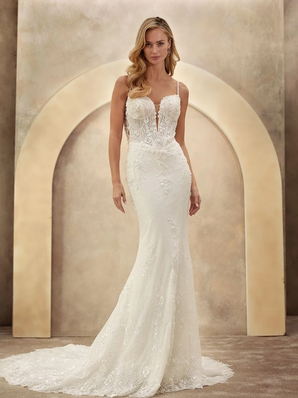 

Romantic Spaghetti-Strap Wedding Dresses Charming Sleeveless Bridal Gowns Graceful Appliqué Floor-Length Wedding Gowns Vestidos