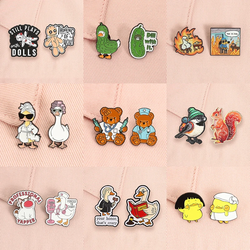 2er-Set Anime-Charakter-Emaille-Pins: Cartoon-Igel, Doktor, Bär, Gans – Tierbroschen, Anstecknadeln, Schmuckgeschenke für Freunde