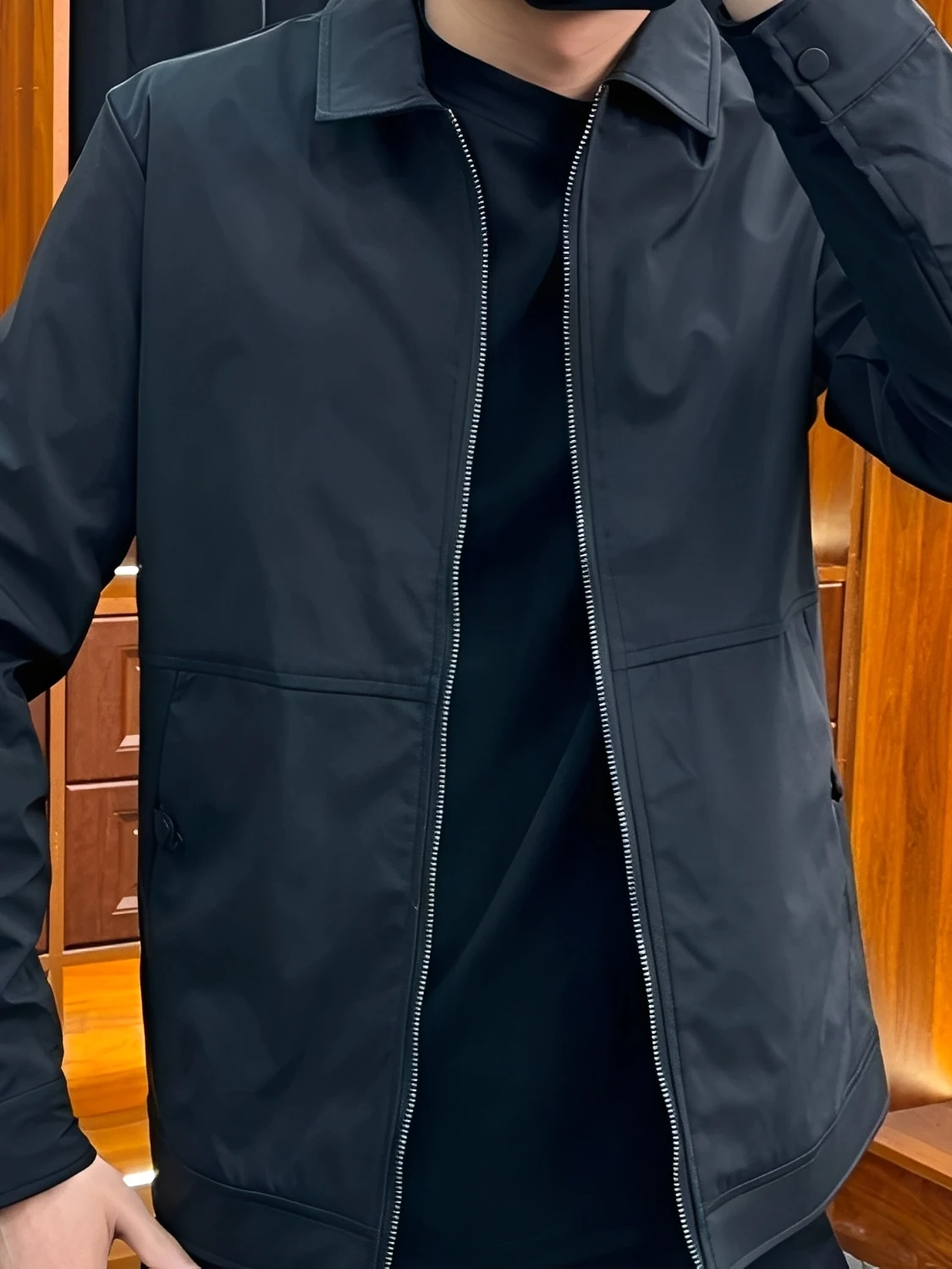 

Мужская приталенная комфортная куртка-сликет 2025: Новая осенняя модная трендовая простая верхняя одежда из полиэстера с длинными рукавами на молнии