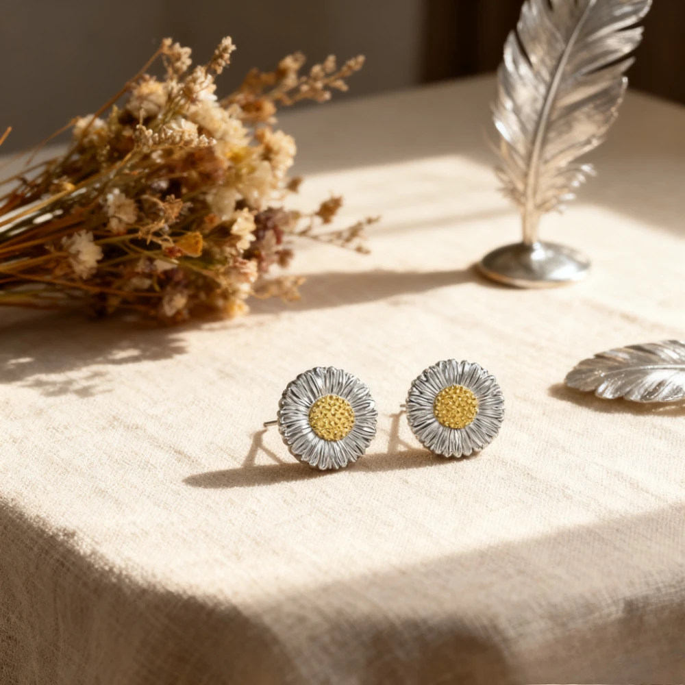 

2025 Trendy Jewelry New Italian - crafted Little Daisy Stud Earrings, High - sense Classic for Ladies