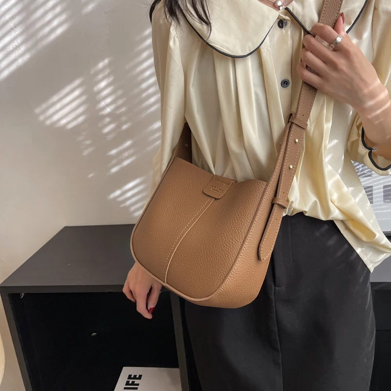 

Elegant Leather Bucket Bag for Women Versatile Shoulder Bag with Spacious Interior Ideal for Casual and Chic Outfits Daily Use