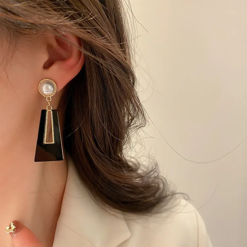 

Hollow Trapezoid Round Pearl Drop Earrings Retro Geometric Style Fashion Jewelry Gift for Ladies