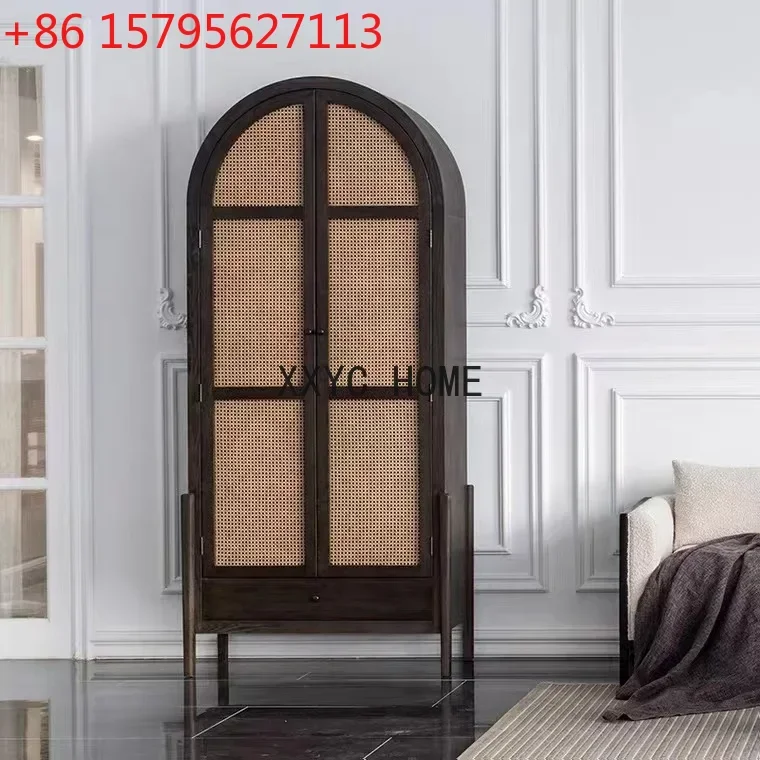 

Французский ретро-буфет в стиле средневековья, бесшумный, арочный, простой, с ротанговыми элементами, черный