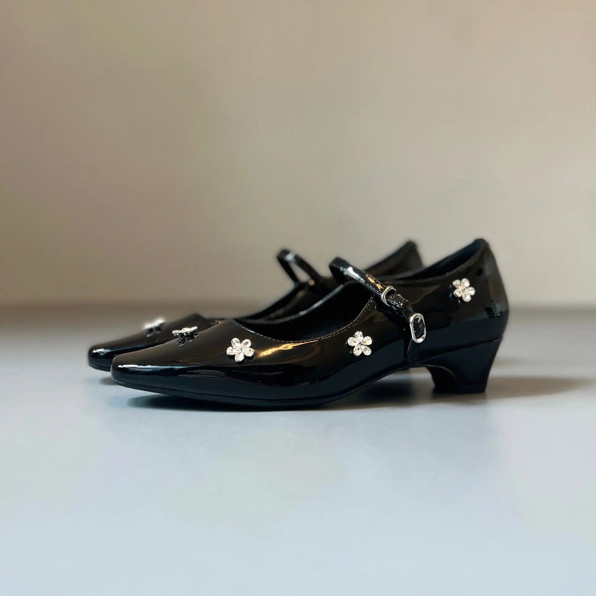 Silver Shallow-toe Mary Jane Women's Shoes Featuring Flower-shaped Straps, Low Heel, Soft Leather Square Toe Style Shoes