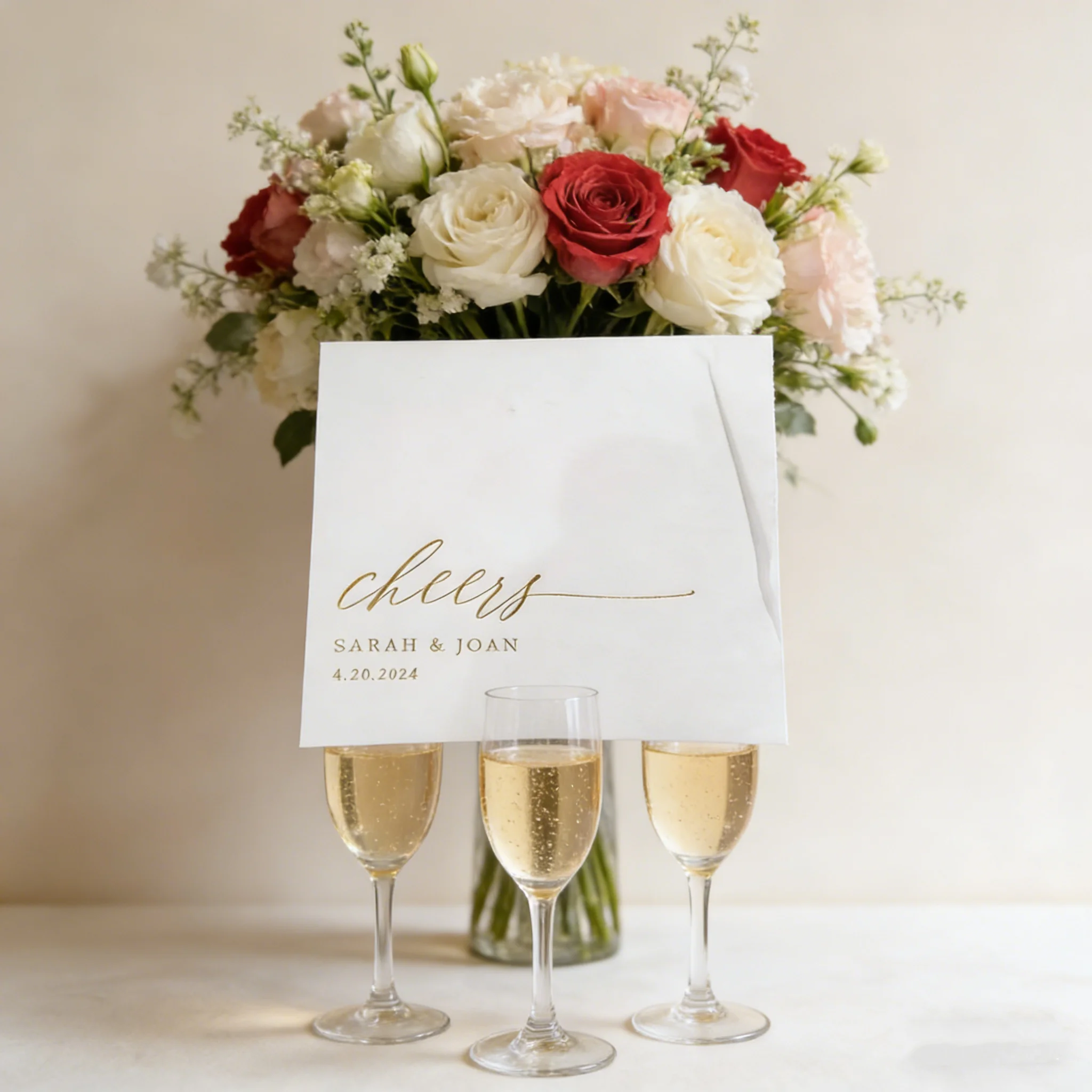 

50 шт. персонализированных свадебных салфеток с золотым тиснением и дизайном «Cheers», украшения для коктейльных вечеринок