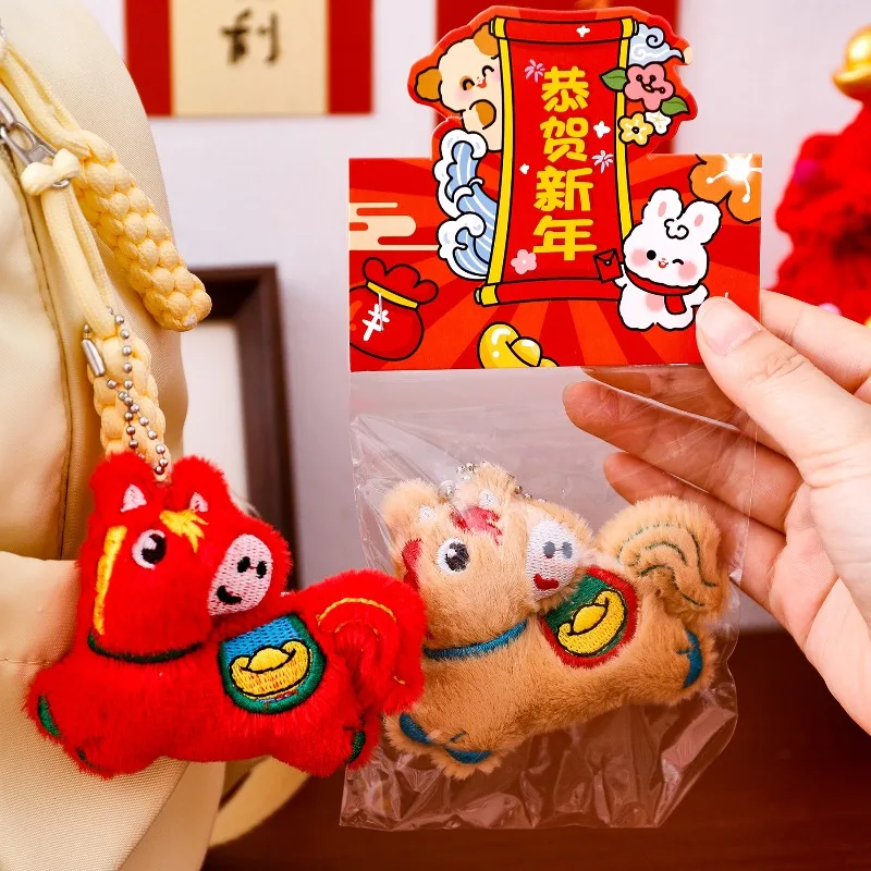 ตุ๊กตาม้าผ้าพลัฌแบบสร้างสรรค์ จี้ห้อยกระเป๋า ปีม้า ของตกแต่ง จี้ห้อยกระเป๋าเป้ พวงกุญแจ ตุ๊กตาห้อยประดับ ของขวัญปีใหม่สำหรับเด็ก
