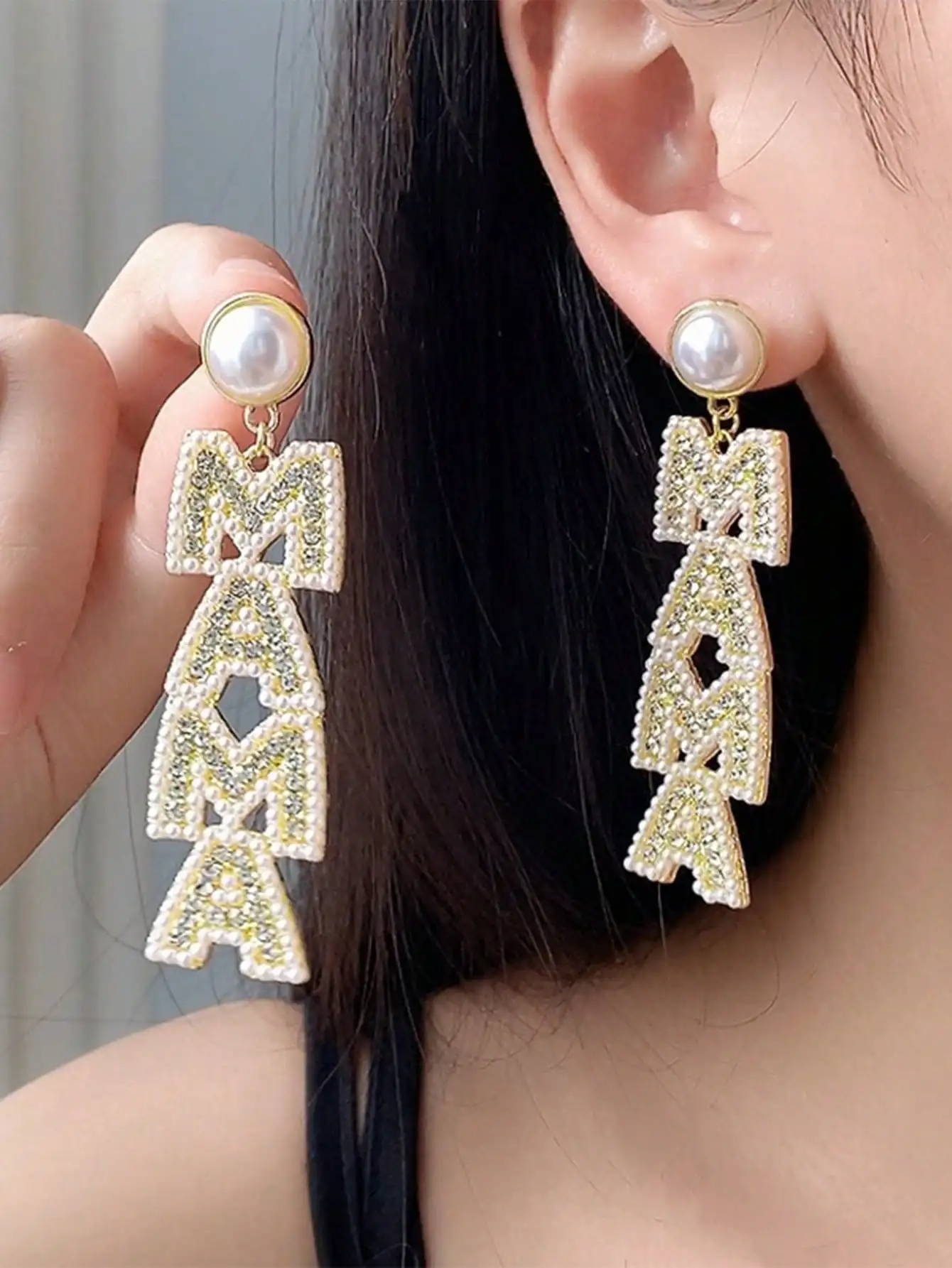 

A pair of imitation pearl alphabet MAMA earrings for Mother's Day gift earrings