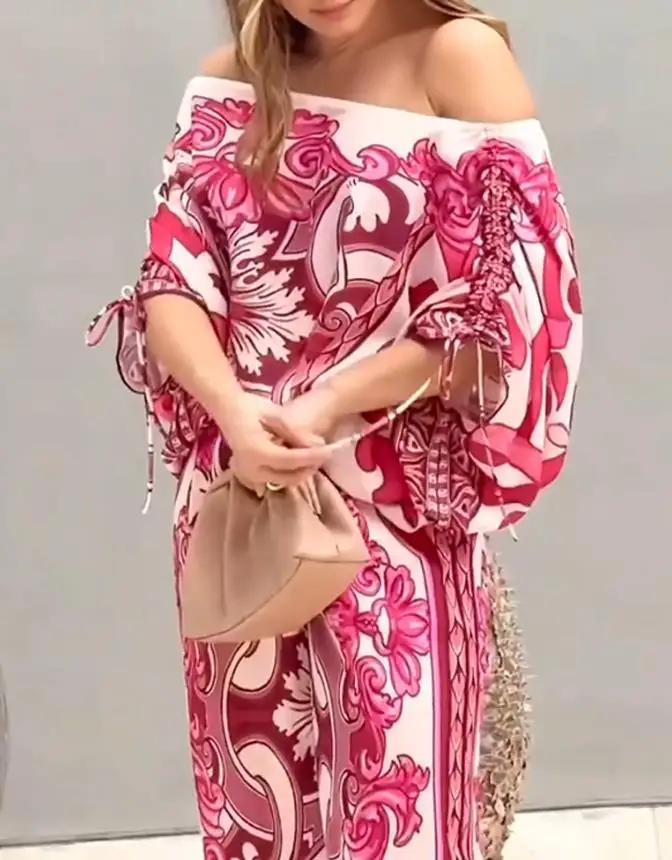 Damski dwuczęściowy zestaw: luźna bluzka z odkrytymi ramionami, wzorem barokowym i sznurkiem bocznym oraz szerokie spodnie z wysokim stanem w stylu casual.