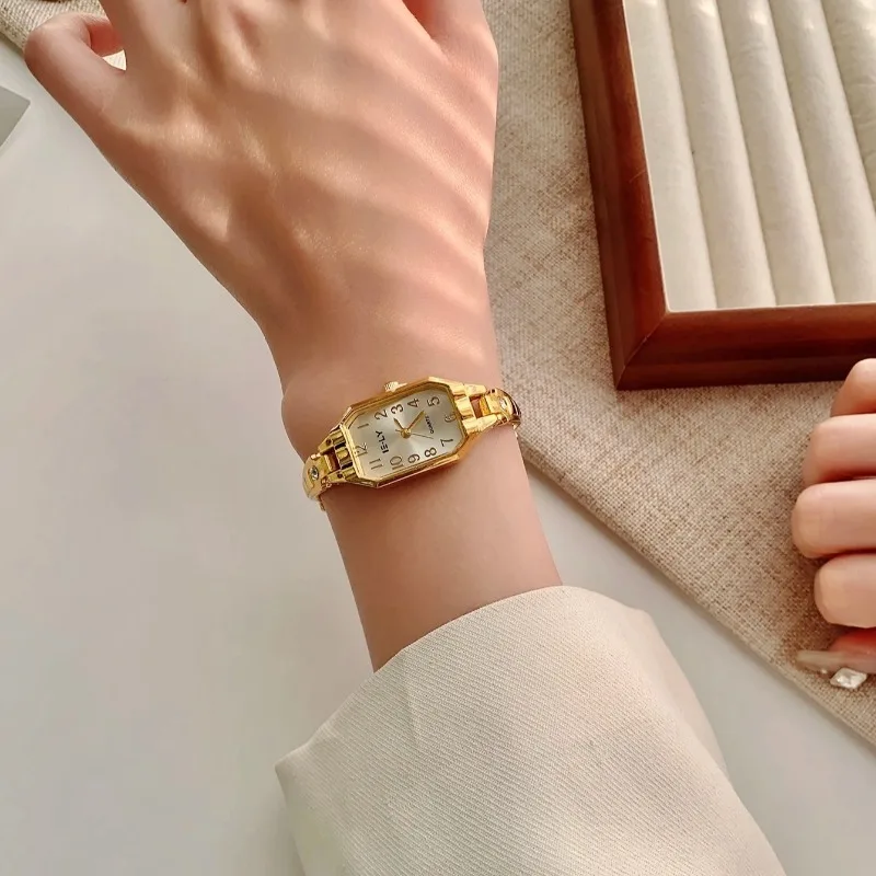 Nuovo orologio da donna con quadrante piccolo al quarzo di lusso retrò da donna con cinturino in acciaio inossidabile color oro elegante di alta qualità