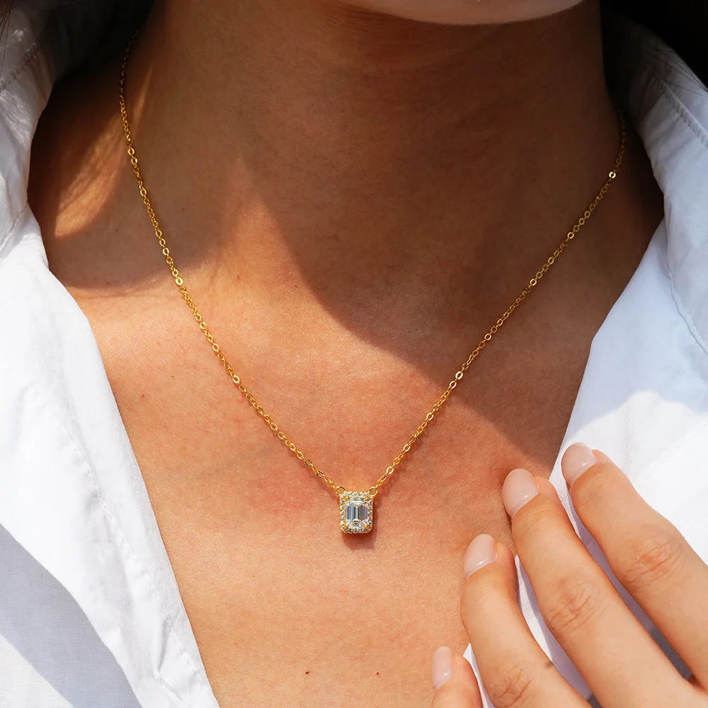 1 Carat Rectangular Emerald Pendant for Women, 18K Gold Full Set Moissanite Necklace, Fashionable Platinum PT950 Pendant