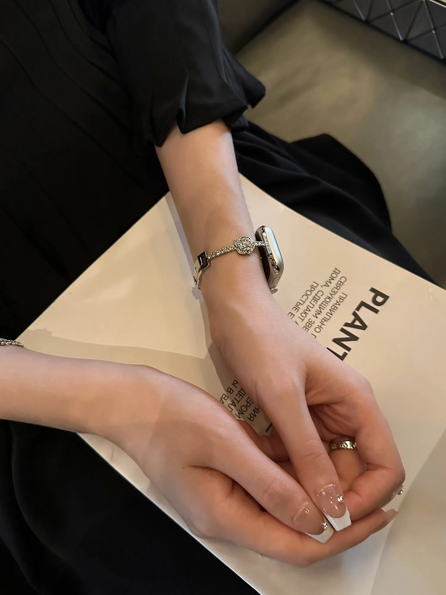 

Compatible with iWatch strap 38mm 40mm 41mm 42mm 44mm 45mm 49mm Camellia diamond studded fashionable handmade strap