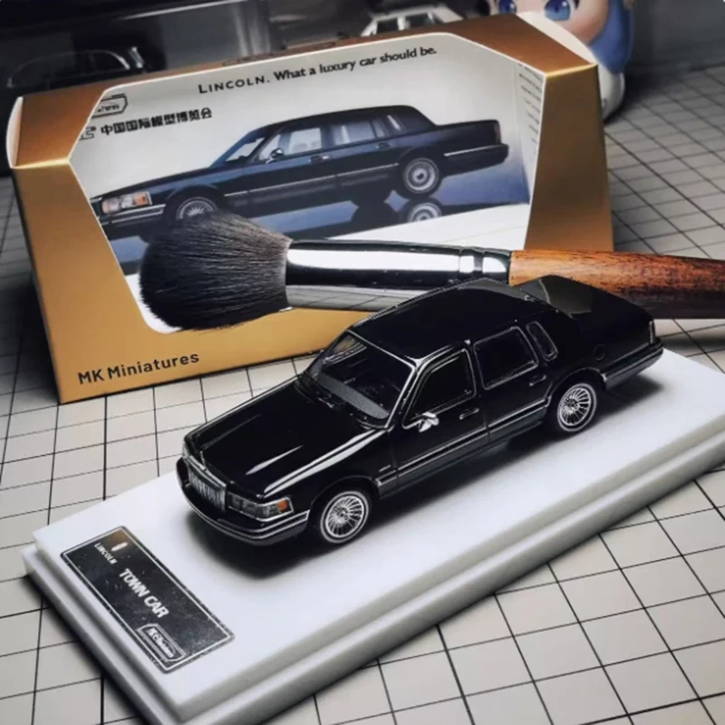 MK 1:64 Scale 1992 Lincoln Town Car Alloy Car Model Classics Adult Souvenir Gift Static Display